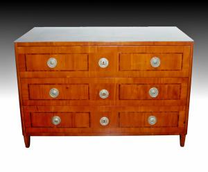Vienna, circa 1770. Rare and decorative Viennese Classicism commode in perfect condition, veneered in cherry feather.