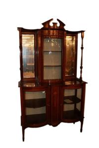 Vitrine inglesa do século XIX em estilo vitoriano em madeira de mogno com incrustações