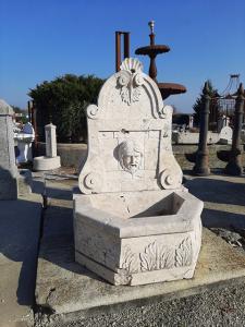 Fontana in travertino