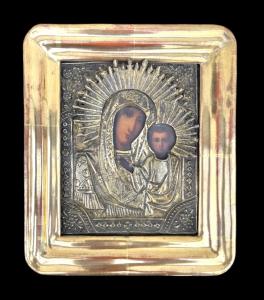 Icona raffigurante Madonna con Bambino con viso dipinto e struttura in lamina d’argento.Russia