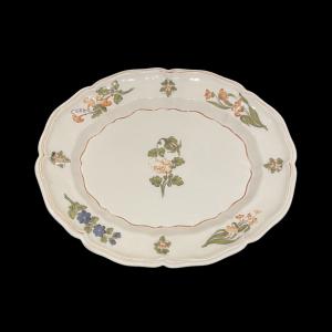 Lobbed edge plate with floral decoration. Antonibon manufacture, Nove di Bassano.