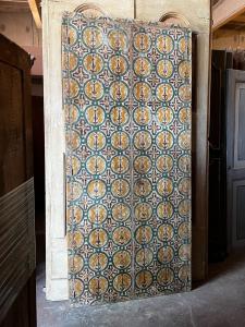 STIP260 - Lacquered wooden wall cabinet, 18th century