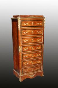 Belo secretaire de 1800 em pau-rosa, estilo Transição, com mármore e bronzes.