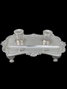 Calamaio in argento a piedi leonini e motivi rocaille e vegetali art nouveau.Birmingham