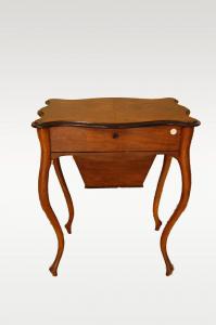 Toucador antigo Biedermeier do século XIX em nogueira frisada.