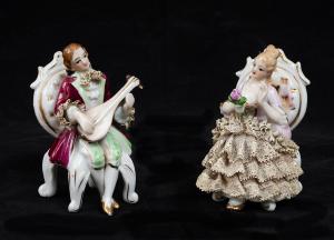 Paar polychrome Porzellanskulpturen, die einen Adligen und eine Adlige darstellen. Frankreich, frühes 20. Jahrhundert.
