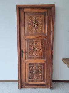 Porta com entalhes
