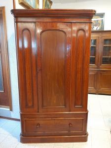 Single-door wardrobe