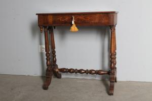 Mesa de apoio antiga - escrivaninha Carlos X 1830 nogueira e ácer com incrustações. Medidas 73 X 42 A 75