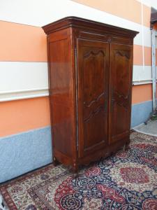 SMALL PROVENÇAL STYLE WALNUT TWO-DOOR CABINET, EARLY 19TH CENTURY, FRANCE