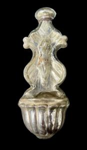 Acquasantiera in vetro con foglia d’argento con Cristo al centro.