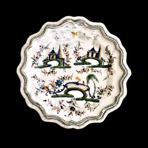 Majolica plate, with lobed edge and 'little bridge' decoration, Antonibon Manufactory, Nove di Bassano.