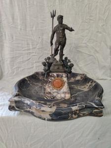 Particolare acquasantiera in marmo con Nettuno in bronzo - 50 x 50 cm - Venezia
