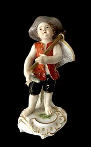 Figura di cupido pescatore in porcellana policroma.Meissen