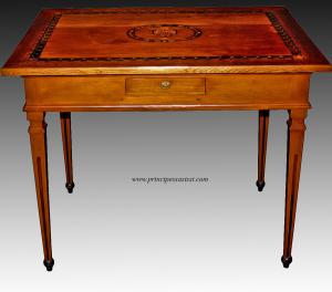 Raffinato e raro tavolo da gioco intarsiato del classicismo viennese. Austria 1770 c.a .