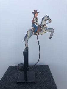 Modello-giocattolo in ferro  dipinto con contrappeso basculante   raffigurante uomo a cavallo.