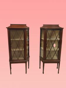 Par de vitrines inglesas antigas do século XIX em mogno, estilo vitoriano.