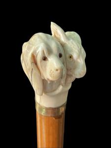 Spazierstock mit Elfenbeingriff in Form eines Hunde- und Hasenkopfes.