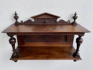 ESTANTE EXPOSITOR DE ÉPOCA ARTES E OFÍCIOS EM NOGUEIRA COM DOIS NÍVEIS, TURIM 1850