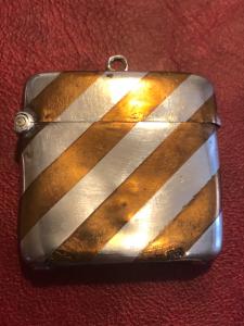 Scatolina portafiammiferi in argento con decoro geometrico a strisce.Inghilterra.