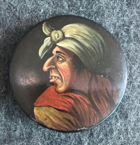 Scatola tabacchiera in papier mache’ dipinta con volto di uomo grottesco.Olanda