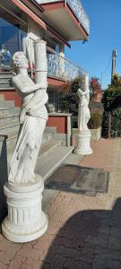Statua in marmo bianco  