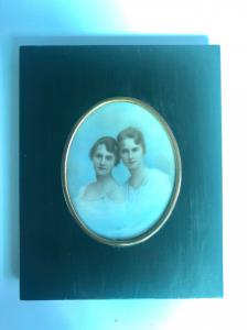 Miniatura con due soggetti femminili.Cornice in legno ebanizzato.