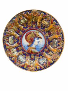 Esplêndido prato de cerâmica com lustro rubi e ouro em relevo representando Federico da Montefeltro, assinado SANTARELLI GUALDO TADINO