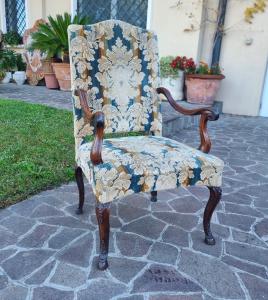 Poltrona de nogueira veneziana do século XVIII