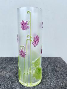 Vaso a cilindro in vetro decorato a smalto con figure floreali in rilievo ‘art nouveau’.Francia.