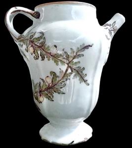 Versatoio in maiolica con doppio manico intrecciato e decoro a motivi  vegetali.Manifattura Antonibon.Nove di Bassano