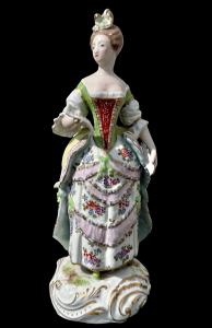 Figura di dama in porcellana policroma. Germania.