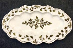 Piatto in maiolica da ‘pesce’ con decoro floreale verde e manganese.Manifattura di Pavia.