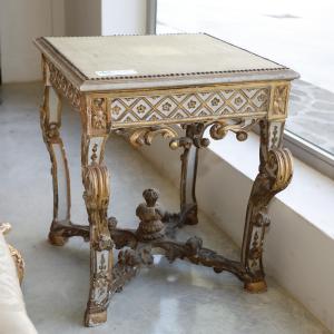 Quadratischer, lackierter und vergoldeter Wohnzimmertisch.