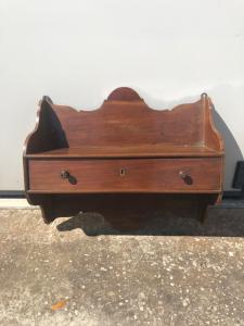 Mensola con un cassetto in legno di mogano.
