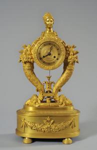 Relógio de bronze finamente trabalhado e dourado, França, período de Carlos X