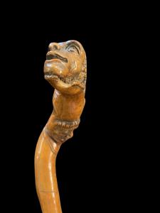 Volksstock aus Buchsbaumholz in einem Stück mit zwei grotesken Figuren und Schlange.