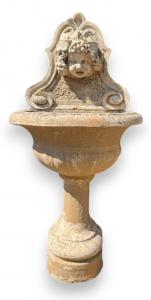 DARS687 - Fonte de parede em cimento, época de 1900, medidas cm L 63 x P 40 x A 125