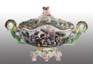 Antique polychrome porcelain tureen from Capodimonte. Naples 20th century.