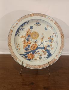 LARGE QING TRAY WITH IMARI DECORATIONS, LATE 18TH CENTURY
