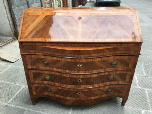 Venetian olive wood and burr walnut slant-front desk from the 18th century with curved front