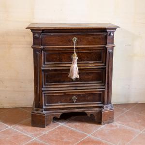 Piccolo cassettone in legno di noce 