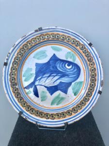 Majolica plate decorated with a fish in the center and geometric motifs on the rim. Vietri manufacture.