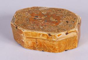 Scatola delle suore ottagonale in legno dorato a tempera su fondo blu, Toscana secolo XVI