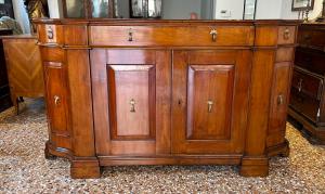 VENDUTA Importante credenza veneta della metà del XVIII secolo , mossa sui fianchi
