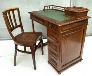 piccola scrivania Liberty completa di sedia