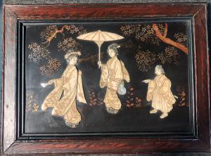 Painel laqueado com moldura de madeira, figuras em osso e madrepérola. Japão.