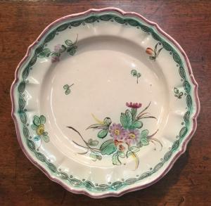 Majolika-Teller, mit Blumen und geometrischen Motiven auf dem Rand dekoriert. Manufaktur Pasquale Rubati. Mailand.