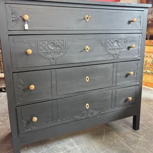 Antica cassettiera Liberty primi XX sec  laccata nera con intagli . Quattro cassetti . restaurata. Mis 110  x 50 . h 106