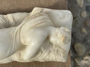 Sculpteur italien (XIXe siècle) - Jeune fille allongée. - Foto 6